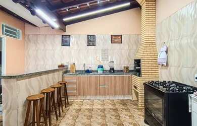 Imagem: A casa possui 3 Dormitórios, 2 Banheiros, 3 Vagas na garagem