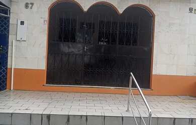 Imagem: A casa possui 3 Dormitórios e 2 Banheiros e está localizado