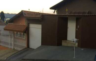 Imagem: A casa possui 3 Dormitórios, 3 Banheiros, 1 Vaga na garagem