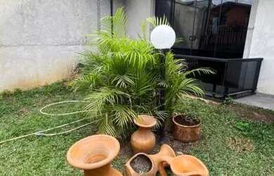 Imagem: A casa possui 2 Dormitórios, 3 Banheiros, 1 Vaga na garagem