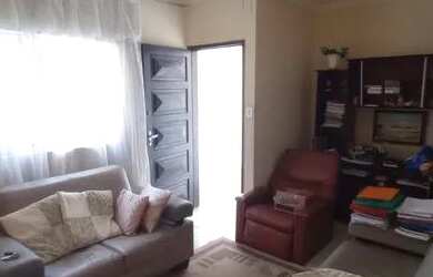 Imagem: A casa possui 3 Dormitórios, 2 Banheiros, 1 Vaga na garagem