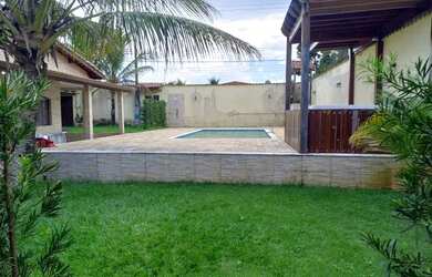 Imagem: A casa possui 3 Dormitórios, 2 Banheiros, 4 Vagas na garagem