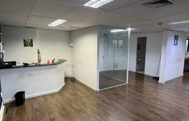 Imagem: O depósito possui 2 Vagas na garagem, 65m² de Área e está