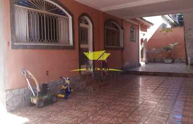 Imagem: A casa possui 3 Dormitórios, 1 Banheiro, 3 Vagas na garagem