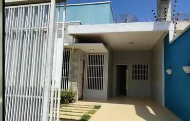 Imagem: A casa possui 3 Dormitórios, 3 Banheiros, 1 Vaga na garagem