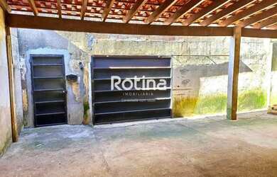 Imagem: A casa possui 4 Dormitórios, 3 Banheiros, 3 Vagas na garagem