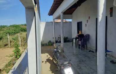 Imagem: A casa possui 2 Dormitórios, 2 Banheiros, 2 Vagas na garagem