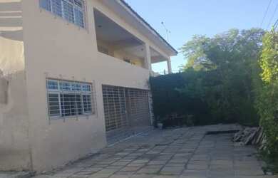 Imagem: A casa possui 4 Dormitórios, 3 Banheiros, 2 Vagas na garagem