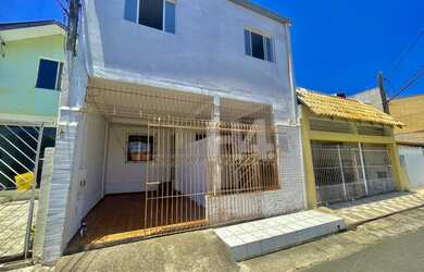 Imagem: A casa possui 4 Dormitórios, 2 Banheiros, 1 Vaga na garagem