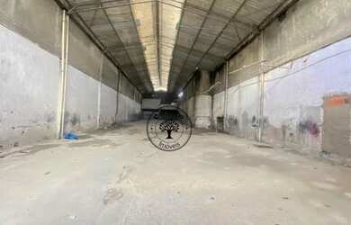 Imagem: O depósito possui 5 Vagas na garagem, 980m² de Área e está