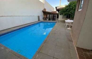 Imagem: A casa possui 3 Dormitórios, 4 Banheiros, 2 Vagas na garagem