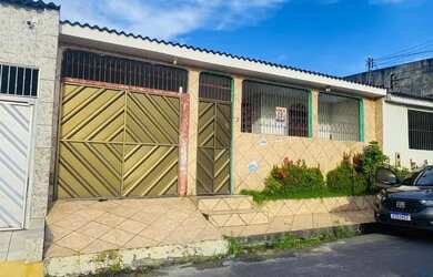 Imagem: A casa possui 3 Dormitórios, 3 Banheiros, 1 Vaga na garagem