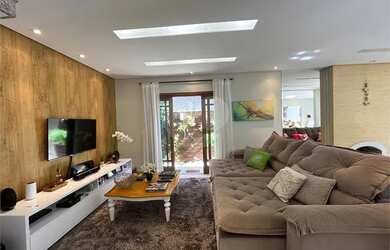 Imagem: A casa possui 4 Dormitórios, 4 Banheiros, 5 Vagas na garagem