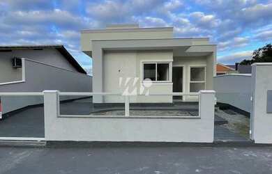 Imagem: A casa possui 3 Dormitórios, 2 Banheiros, 1 Vaga na garagem