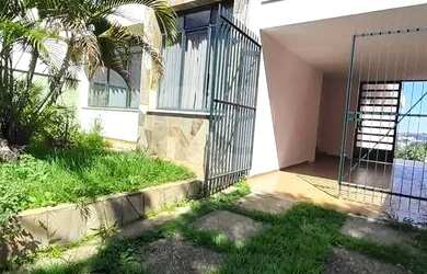 Imagem: A casa possui 3 Dormitórios, 1 Banheiro, 5 Vagas na garagem