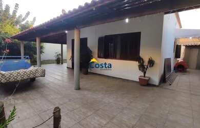 Imagem: A casa possui 2 Dormitórios, 1 Banheiro, 2 Vagas na garagem