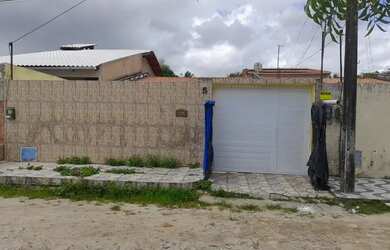 Imagem: A casa possui 3 Dormitórios, 2 Banheiros, 3 Vagas na garagem