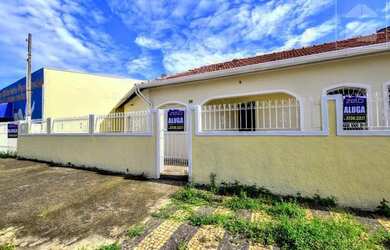 Imagem: A casa possui 3 Dormitórios, 2 Banheiros, 2 Vagas na garagem