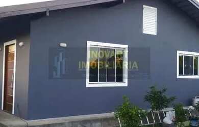 Imagem: A casa possui 2 Dormitórios, 1 Banheiro, 2 Vagas na garagem