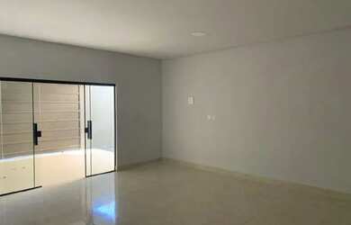 Imagem: A casa possui 3 Dormitórios, 2 Banheiros, 3 Vagas na garagem