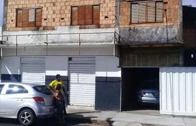 Imagem: A casa possui 4 Dormitórios, 2 Banheiros, 1 Vaga na garagem