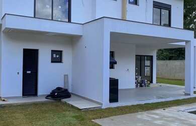 Imagem: A casa possui 3 Dormitórios, 3 Banheiros, 2 Vagas na garagem