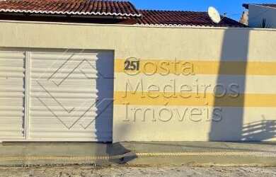 Imagem: A casa possui 2 Dormitórios, 1 Banheiro, 1 Vaga na garagem