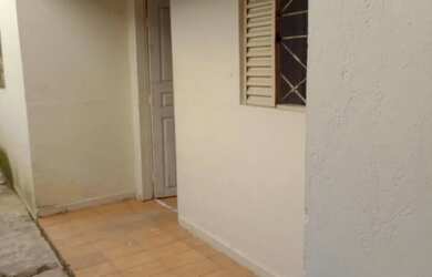 Imagem: A casa possui 2 Dormitórios e 1 Banheiro e está localizado