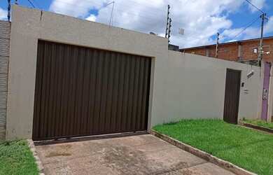 Imagem: A casa possui 2 Dormitórios, 2 Banheiros, 2 Vagas na garagem