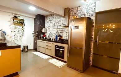 Imagem: A casa possui 3 Dormitórios, 3 Banheiros, 2 Vagas na garagem