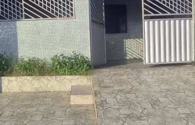 Imagem: A casa possui 3 Dormitórios, 1 Banheiro e está localizado