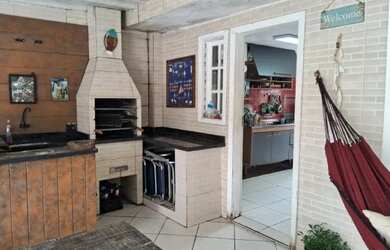 Imagem: A casa possui 2 Dormitórios, Acomodam 12 pessoas, 2 Vagas na