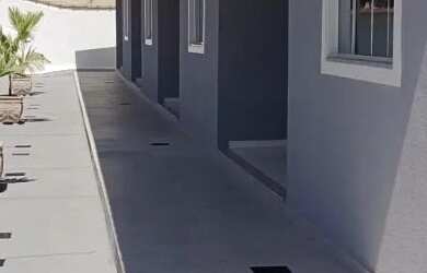 Imagem: A casa possui 1 Dormitório, 1 Banheiro, 1 Vaga na garagem e