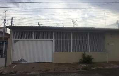 Imagem: A casa possui 3 Dormitórios, 2 Banheiros, 3 Vagas na garagem