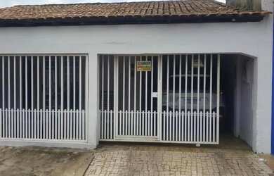 Imagem: A casa possui 2 Dormitórios, 1 Banheiro, 2 Vagas na garagem