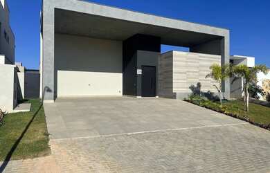 Imagem: A casa em condomínio possui 4 Dormitórios, 5 Banheiros, 4