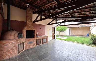 Imagem: A casa possui 2 Dormitórios, 3 Banheiros, 5 Vagas na garagem