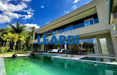 Imagem: A casa em condomínio possui 5 Dormitórios, 5 Banheiros, 5