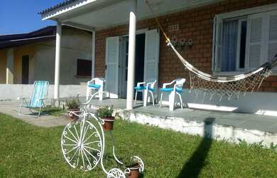 Imagem: A casa possui 4 Dormitórios, Acomodam 9 pessoas, 1 Vaga na