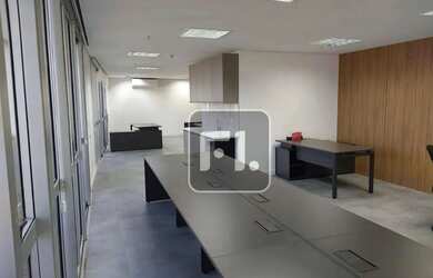 Imagem: O depósito possui 3 Vagas na garagem, 104m² de Área e está