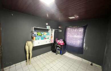 Imagem: A casa possui 3 Dormitórios, 2 Banheiros e 3 Vagas na garagem