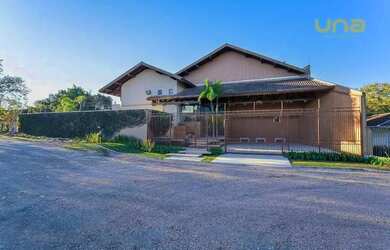 Imagem: A casa possui 4 Dormitórios, 4 Banheiros, 4 Vagas na garagem