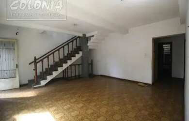 Imagem: A casa possui 3 Dormitórios, 4 Banheiros, 5 Vagas na garagem