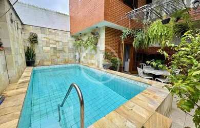 Imagem: A casa possui 3 Dormitórios, 1 Banheiro, 2 Vagas na garagem