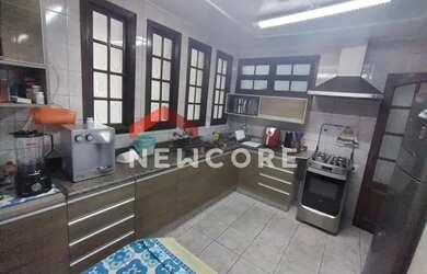 Imagem: A casa em condomínio possui 4 Dormitórios, 5 Banheiros, 3