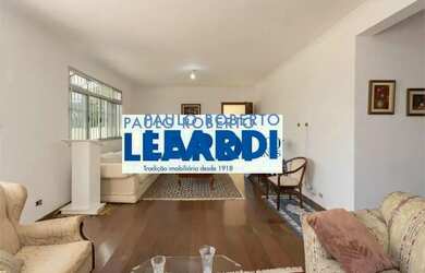 Imagem: A casa possui 3 Dormitórios, 5 Banheiros, 3 Vagas na garagem