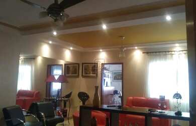 Imagem: A casa possui 3 Dormitórios, 4 Banheiros, 2 Vagas na garagem