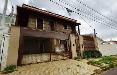 Imagem: A casa possui 3 Dormitórios, 3 Banheiros, 4 Vagas na garagem