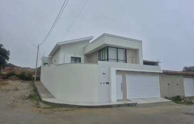 Imagem: A casa possui 3 Dormitórios, 3 Banheiros, 2 Vagas na garagem