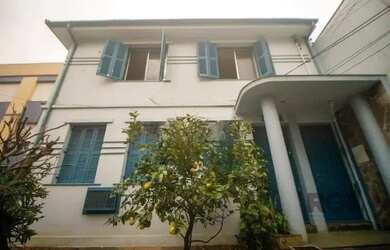 Imagem: A casa possui 4 Dormitórios, 2 Banheiros, 4 Vagas na garagem